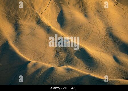 Vista aerea del sandboarding delle persone nelle dune di Huacachina Oasis, Ica, Foto Stock