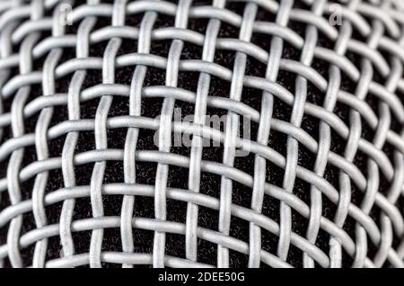 Semplice microfono argento griglia sfondo texture, macro, closeup estremo. Mic Metal grate mesh sfondo musicale Karaoke, canto, registrazione in studio, m Foto Stock