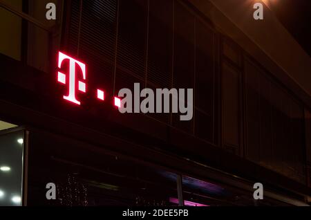 Editoriale illustrativo: Il logo Telekom si illumina di notte nel centro di Wolfsburg, Germania, 21 novembre 2020 Foto Stock