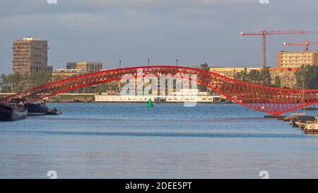 Red Python Bridge ad Amsterdam, Paesi Bassi Foto Stock