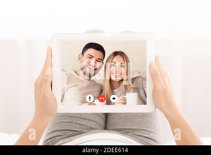 Happy Friends che comunica tramite videochiamata su tablet, ritagliato, Collage Foto Stock