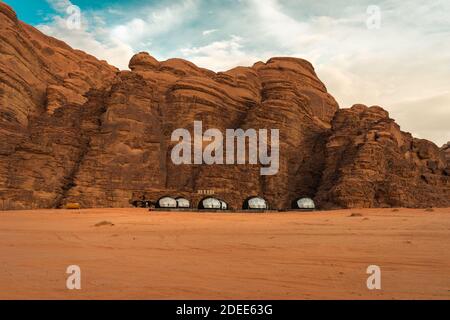 Tende bolla del mare di stelle lusso accampamento in il deserto del rum wadi dell'unesco in giordania Foto Stock