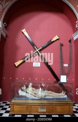 Crocifisso e Gesù Cristo nella Chiesa di nostra Signora O Chiesa di Eglise Notre Dame Misericorde Foto Stock