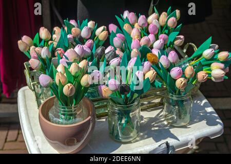 Tulipani in legno in vasi di vetro souvenir dall'Olanda Foto Stock