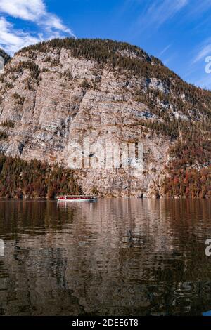 Imbarcazione da passeggeri in autunno sulla Königssee in Berchtesgadener Land, Baviera, Germania. Foto Stock