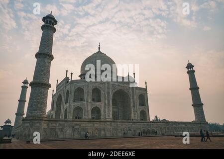 Taj Mahal ovest faccia contro cielo nuvoloso durante l'alba, Agra, India Foto Stock