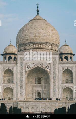 Taj Mahal dalla distanza dove il turista può essere visto godendo del suo magnifico, Agra, Foto Stock