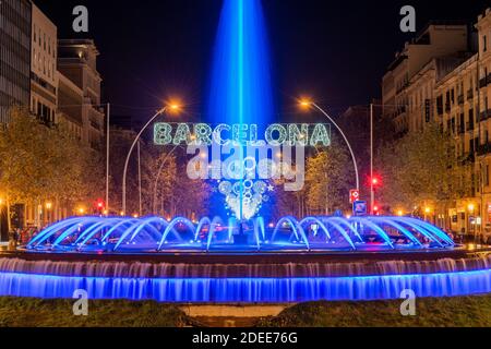 Fontana e luci di Natale in Gran Via Avenue, Barcellona, Catalogna, Spagna Foto Stock