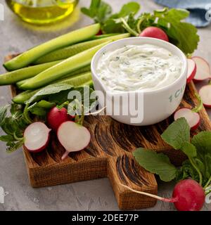 Tzatziki immersione o salsa con verdure fresche Foto Stock