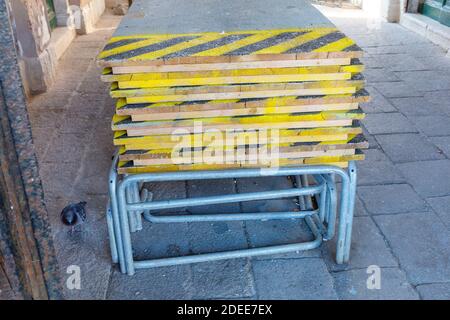 Piattaforme Raised Walkway pronte per i Flood a Venezia Foto Stock