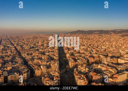 Drone aereo di .Avinguda Diagonal nel centro di Barcellona in alba Foto Stock