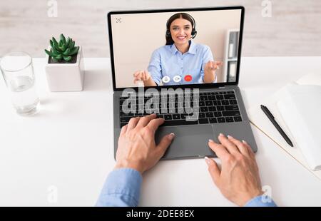 Donna di affari che usa il laptop che parla con un collega remoto in ufficio Foto Stock