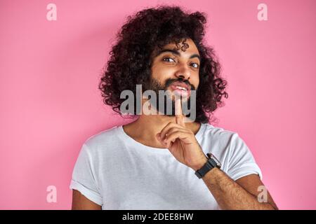 felice uomo allegro sorridente isolato in studio con sfondo rosa, arabo positivo ragazzo posa Foto Stock