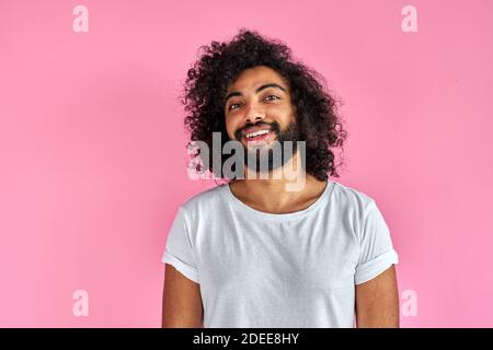 piacevole indiano arabo maschio in camicia guardando la macchina fotografica, ha un aspetto amichevole, ragazzo aperto-mente isolato su sfondo rosa Foto Stock