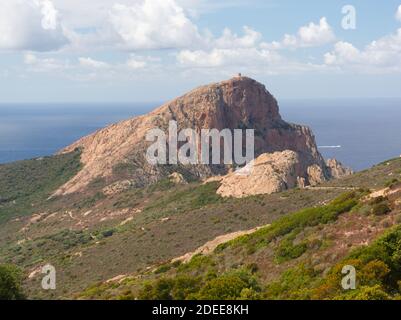 Guardando il capo Rosso nella Corsica occidentale con il scogliere rocciose e i colori rossi Foto Stock