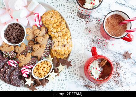 Cioccolata calda con un piatto di condimenti e biscotti Foto Stock