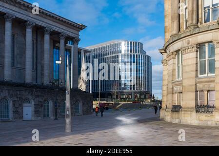 Vista da Victoria Square di Chamberlain Square, il municipio e l'edificio di Chamberlain Square nel centro di Birmingham Foto Stock