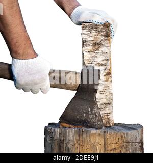 Le mani di Lumberjack in un guanto protettivo tengono una vecchia ascia che è bloccato in un moncone e in un log in l'altra mano si isolò sullo sfondo bianco Foto Stock