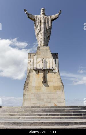 Un'immagine verticale del Monumento al Sacro cuore di Gesù contro un cielo blu nuvoloso a Oviedo, Asturie, Spagna Foto Stock