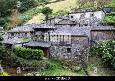 Un closeup di vecchie case in pietra nel vecchio villaggio di OS Teixois nelle Asturie, Spagna Foto Stock