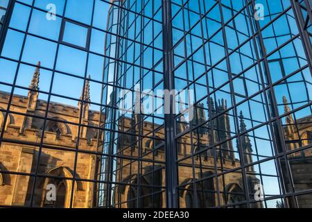 Glasgow, Scozia, Regno Unito. 30 novembre 2020. Regno Unito Meteo: Riflessioni su una facciata moderna. Credito: SKULLY/Alamy Live News Foto Stock