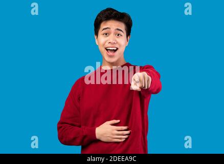 Giovane bell'uomo asiatico che ti ride Foto Stock