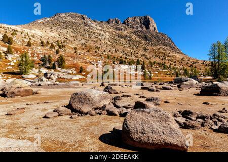 WA17692-00..... WASHINGTON - Dry Lake bed and Cathedral Peak vista dalla zona di Upper Cathedral Lake lungo il Boundary Trail n. 533 nel Pasayten Wildern Foto Stock