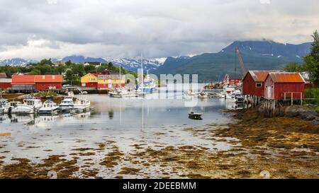 Marina nella piccola città norvegese Inndyr durante la bassa marea Foto Stock