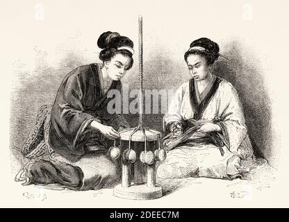 Donne che intrecciano corde di seta, Giappone. Vecchio 19 ° secolo inciso illustrazione viaggio in Giappone di Aime Humbert da El Mundo en la mano 1879 Foto Stock