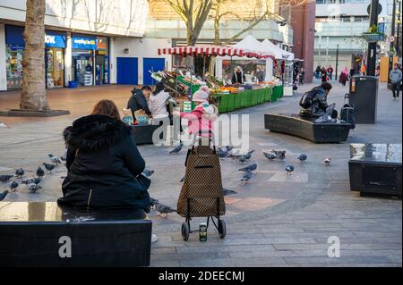 Slough, Berkshire, Regno Unito. 26 Novembre 2020. Il governo ha annunciato oggi che Slough è stato messo nel livello "molto alto allarme" di Covid-19 Tier 3 da quando l'attuale blocco nazionale termina il 2 dicembre. Slough ha attualmente 320 test Covid-19 positivi per 100,000 rispetto a 155 per 100,000 in altre parti del Berkshire. Credito: Maureen McLean/Alamy Foto Stock