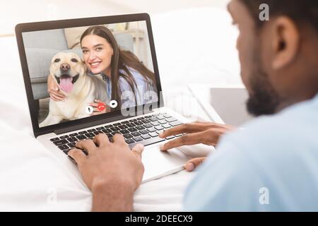 Coppia di incontri diversa con videochiamata via laptop a casa Foto Stock