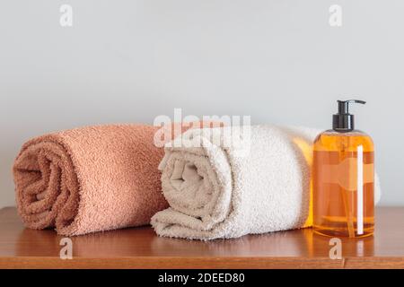 Bottiglia di shampoo e asciugamani sul bancone. Piano d'esame e spazio per la copia Foto Stock