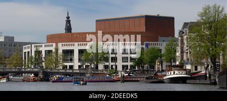 AMSTERDAM, PAESI BASSI - 01 MAGGIO 2018: Vista panoramica dell'edificio Stopera sul fiume Amstel e sede dell'Opera Nazionale e Balletto Foto Stock