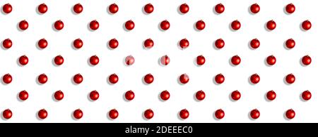 Modello ampio banner di palline di Natale rosse su sfondo bianco. Disposizione piatta Foto Stock