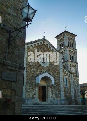 Una foto a basso angolo di Chiesa di San Salvatore a Castellina, Italia Foto Stock