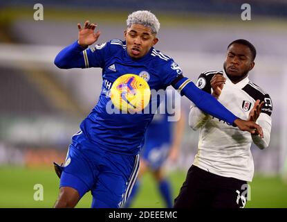 Wesley Fofana di Leicester City (a sinistra) e Ademola Lookman di Fulham combattono per la palla durante la partita della Premier League al King Power Stadium di Leicester. Foto Stock