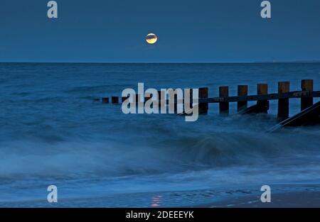 Portobello, Edimburgo, Scozia, Regno Unito. 30 novembre 2020. Al twilght, la luna piena ceretta gibbosa Beaver che sorge sopra East Lothian e il Firth of Forth. Credit: Arch White/Alamy Live News. Foto Stock