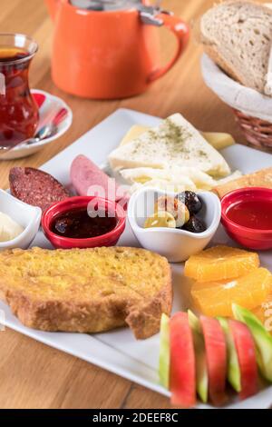 Pane turco all'uovo. Si chiama 'Yumurtali Ekmek' in turco. Toast alla francese. Foto Stock