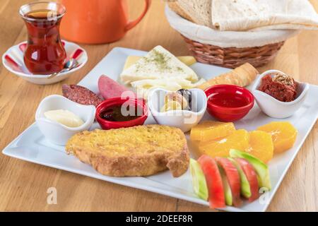 Pane turco all'uovo. Si chiama 'Yumurtali Ekmek' in turco. Toast alla francese. Foto Stock
