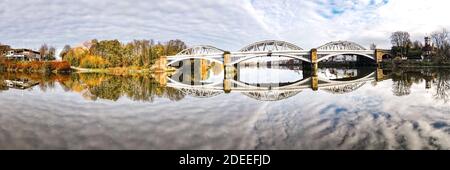 Londra - Vista aerea del Ponte di Barnes sul Tamigi Nel sud-ovest di Londra Foto Stock