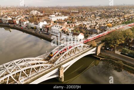 Londra - Vista aerea del Ponte di Barnes sul Tamigi Nel sud-ovest di Londra Foto Stock
