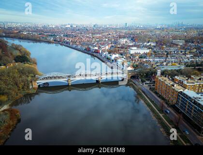 Londra - Vista aerea del Ponte di Barnes sul Tamigi Nel sud-ovest di Londra Foto Stock