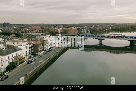 Londra - Vista aerea del Ponte di Barnes sul Tamigi Nel sud-ovest di Londra Foto Stock