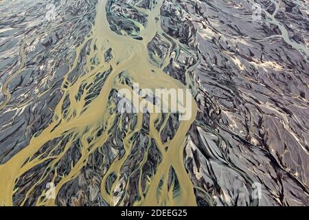 Vista aerea sul delta del fiume Markarfljot, pianura di sabbia, formata da sedimenti glaciali depositati dall'acqua di fusione all'esterno in estate, Islanda Foto Stock