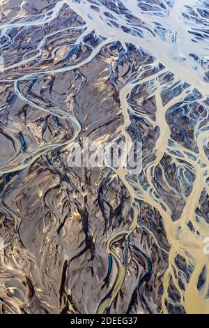 Vista aerea sul delta del fiume Markarfljot, pianura di sabbia, formata da sedimenti glaciali depositati dall'acqua di fusione all'esterno in estate, Islanda Foto Stock