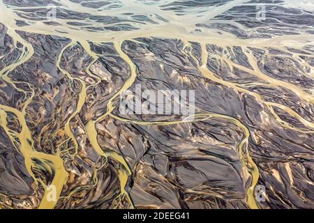 Vista aerea sul delta del fiume Markarfljot, pianura di sabbia, formata da sedimenti glaciali depositati dall'acqua di fusione all'esterno in estate, Islanda Foto Stock