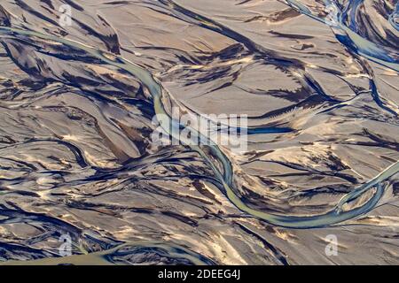 Vista aerea sul delta del fiume Markarfljot, pianura di sabbia, formata da sedimenti glaciali depositati dall'acqua di fusione all'esterno in estate, Islanda Foto Stock