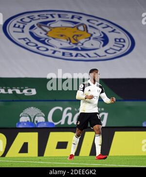 Ademola Lookman di Fulham celebra il primo gol della partita durante la partita della Premier League al King Power Stadium di Leicester. Foto Stock