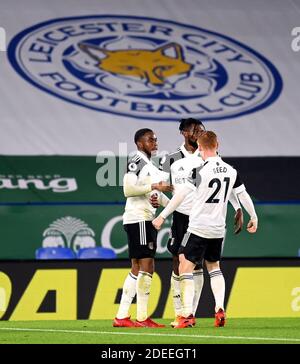 Ademola Lookman di Fulham (a sinistra) celebra il primo gol della partita durante la partita della Premier League al King Power Stadium di Leicester. Foto Stock