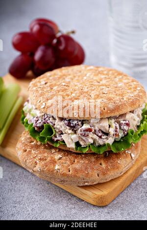 Panino con insalata di pollo su pane integrale Foto Stock